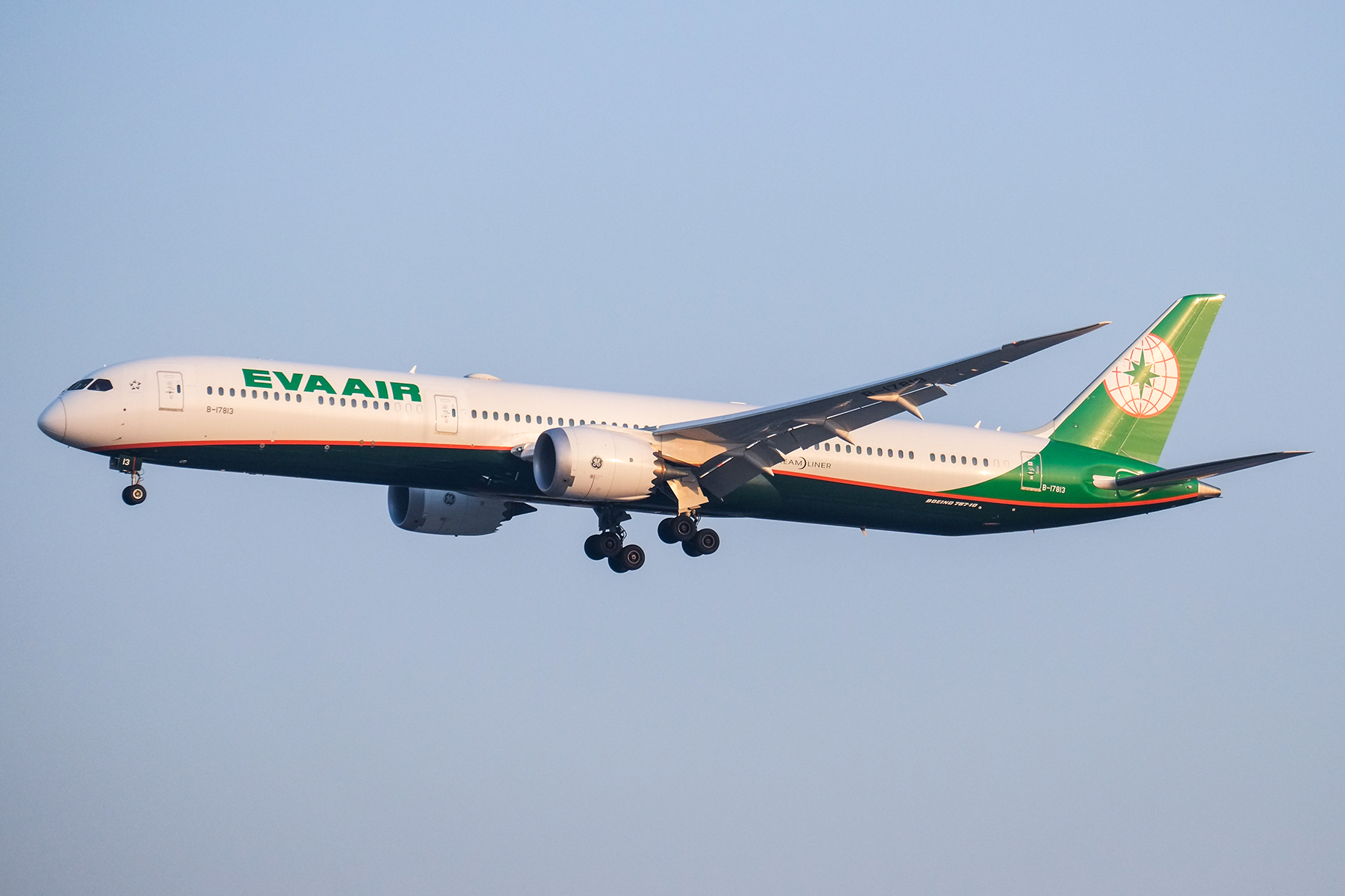 EVA Air aircraft (BR) — maskapai rute Umroh/Hajj Indonesia, photo via Wikimedia Commons (Wikipedia summary)