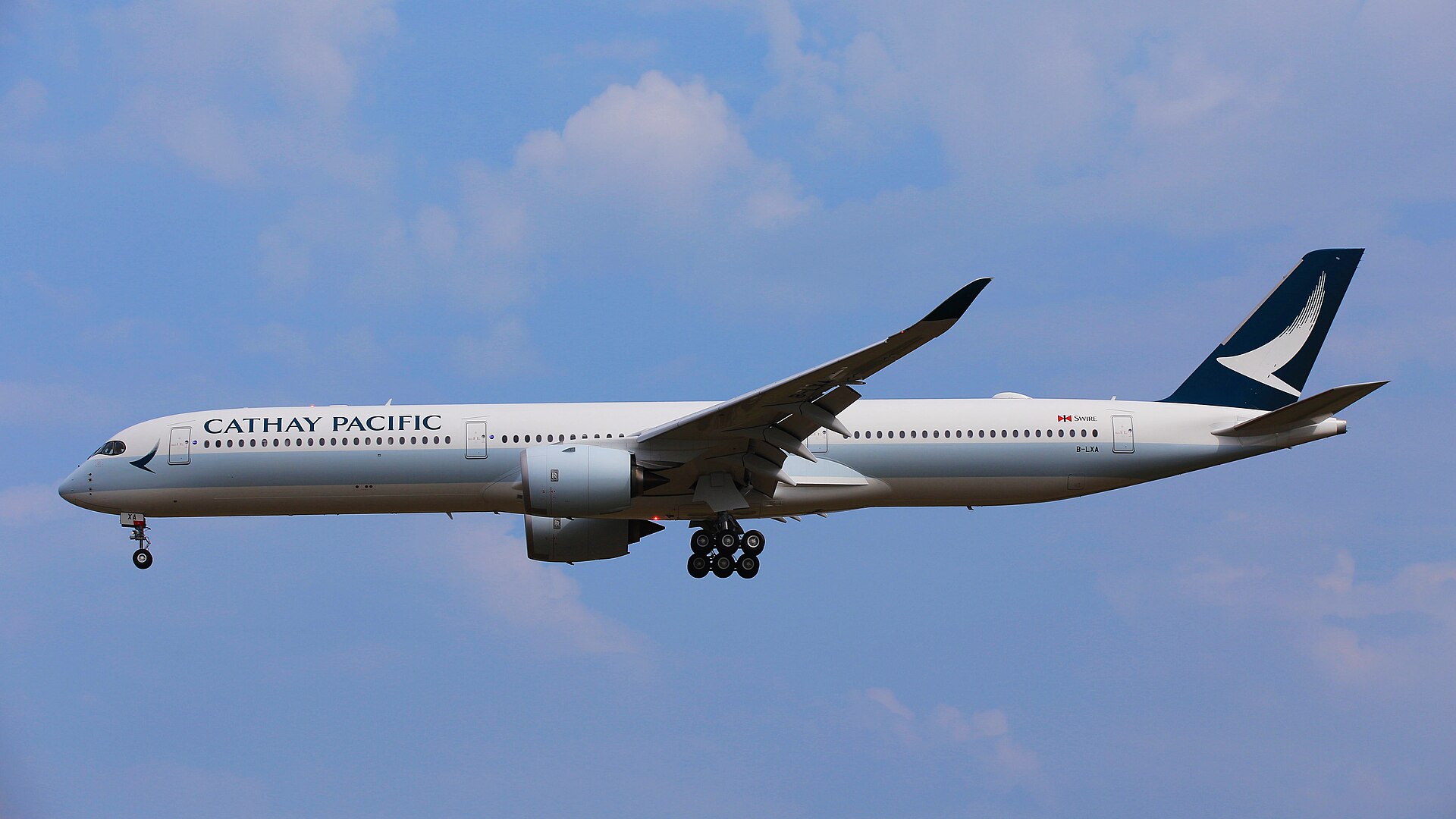 Cathay Pacific aircraft (CX) — maskapai rute internasional, photo via Wikimedia Commons (Wikipedia summary)