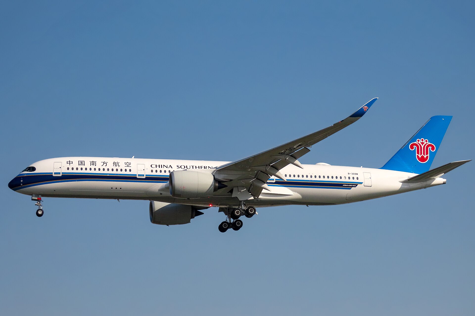 China Southern Airlines aircraft (CZ) — maskapai rute internasional, photo via Wikimedia Commons (Wikipedia summary)