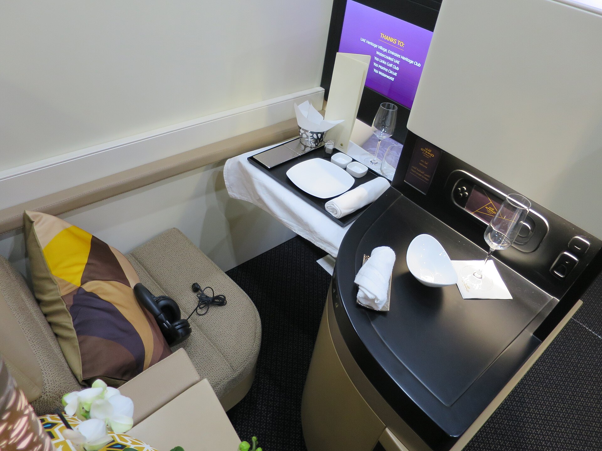 Etihad aircraft (EY) — maskapai rute internasional, photo via Wikimedia Commons (Wikipedia media-list)