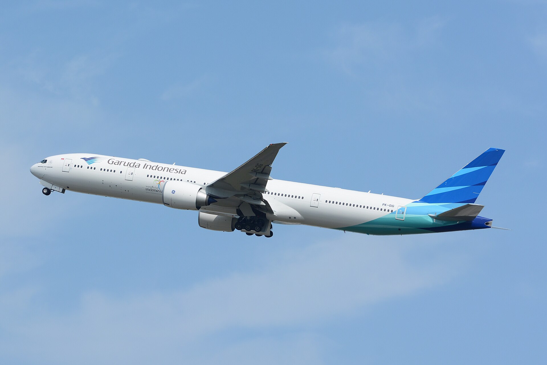 Garuda Indonesia aircraft (GA) — maskapai rute Umroh/Hajj Indonesia, photo via Wikimedia Commons (Wikipedia summary)