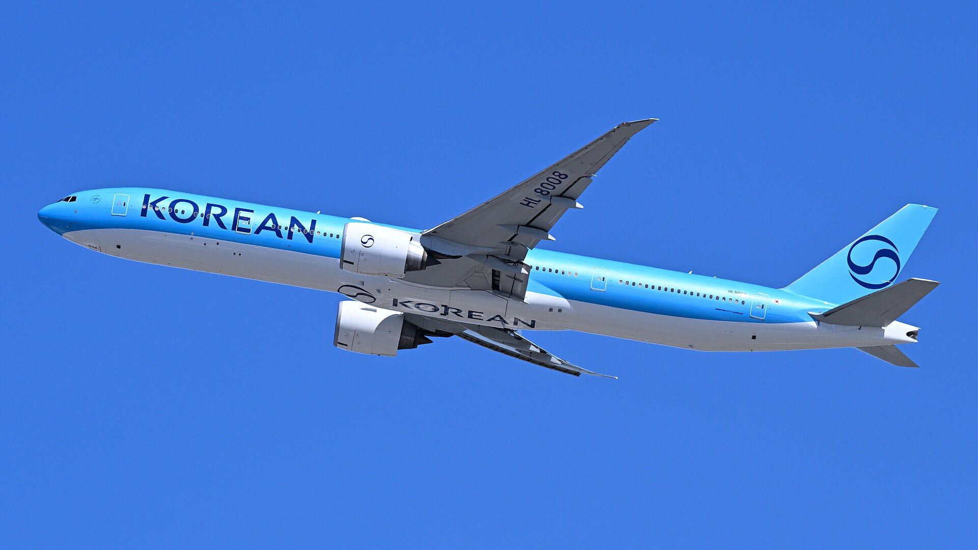 Korean Air aircraft (KE) — maskapai rute internasional, photo via Wikimedia Commons (Wikipedia summary)