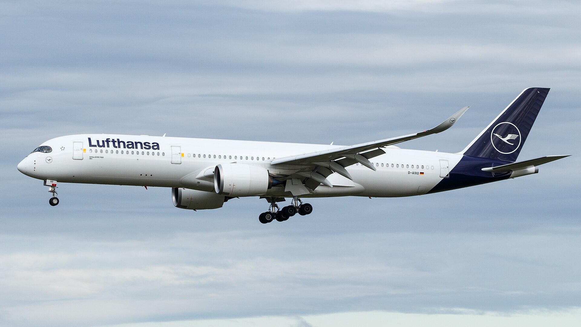 Lufthansa aircraft (LH) — maskapai rute internasional, photo via Wikimedia Commons (Wikipedia summary)
