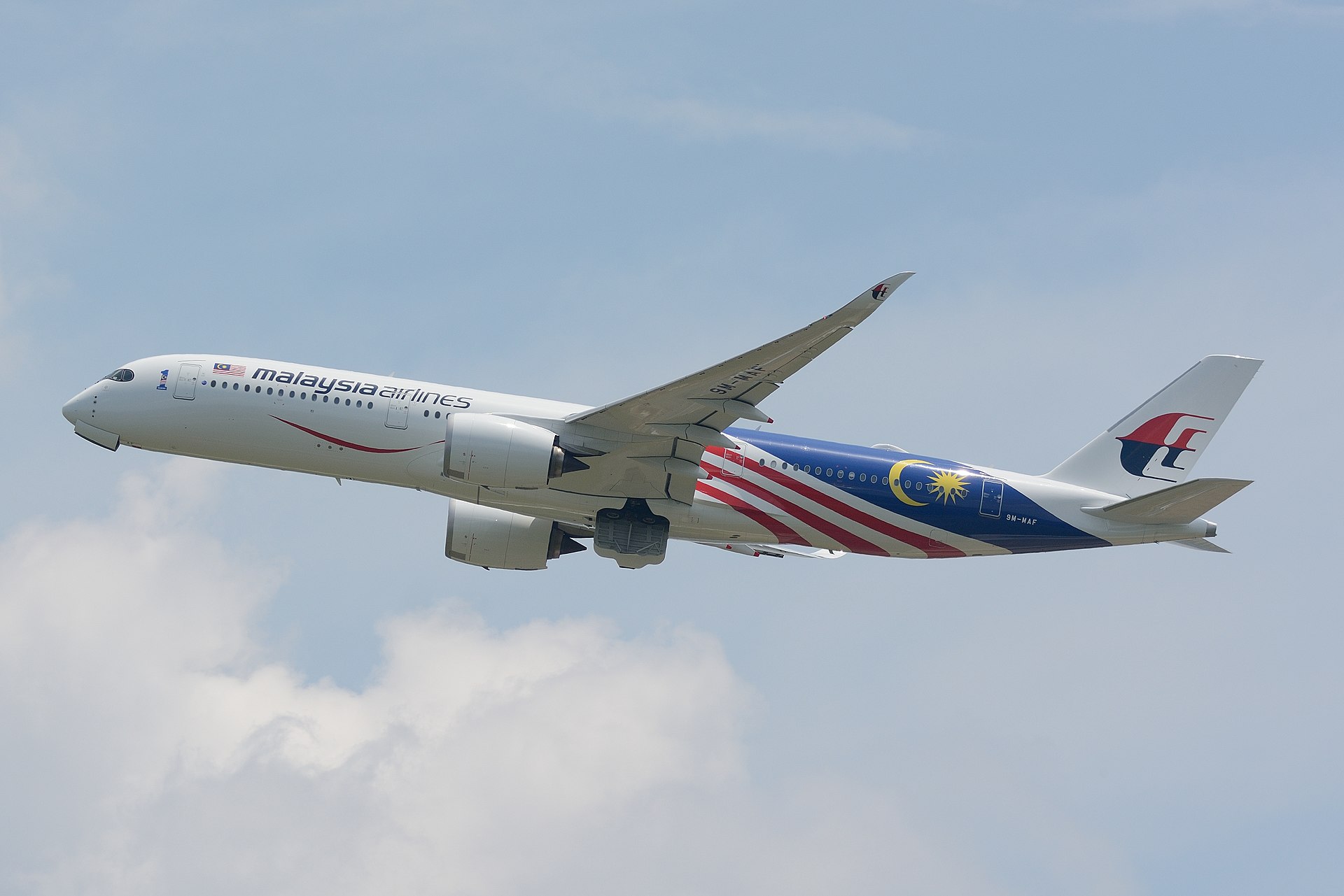 Malaysia Airlines aircraft (MH) — maskapai rute Umroh/Hajj Indonesia, photo via Wikimedia Commons (Wikipedia summary)