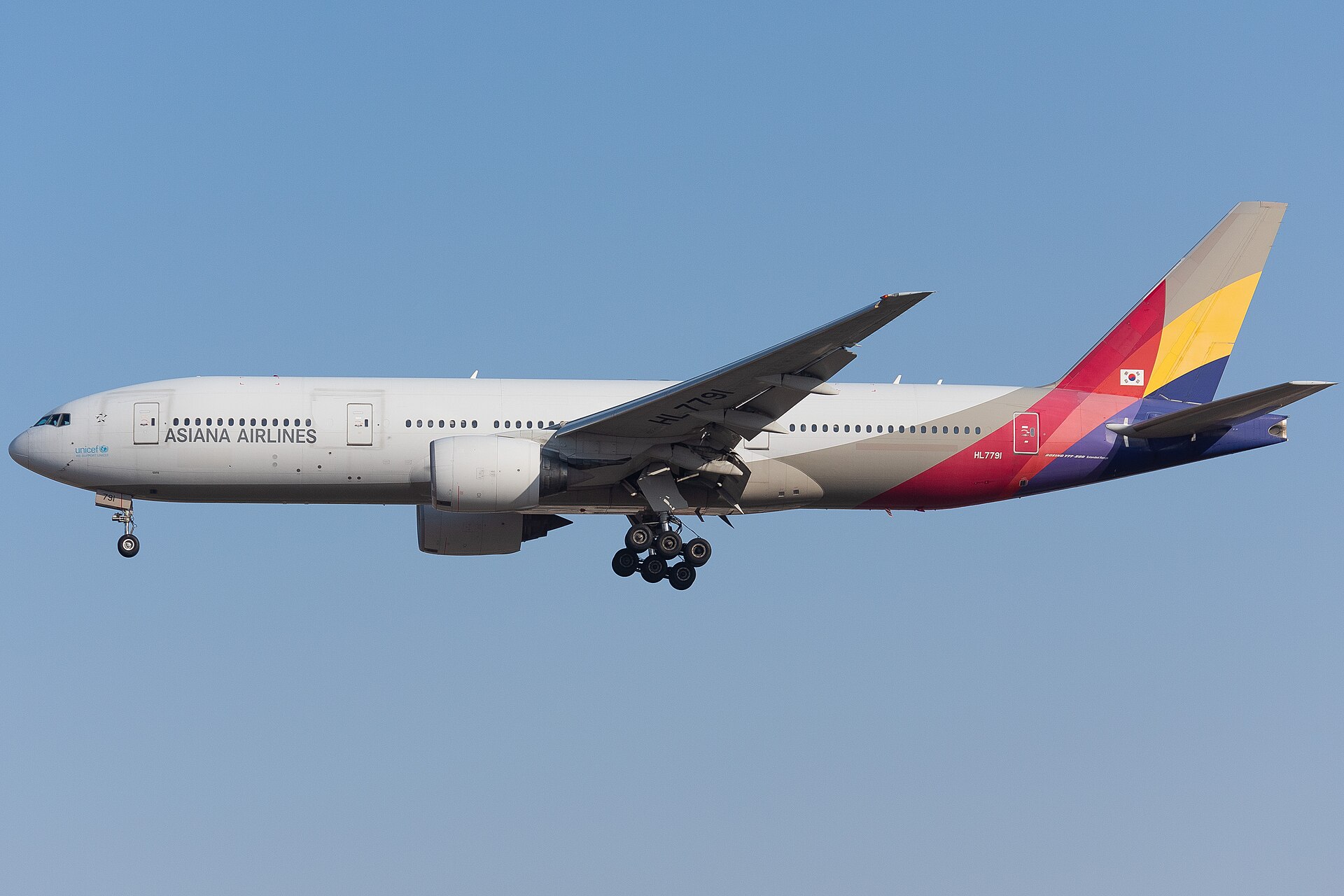 Asiana Airlines aircraft (OZ) — maskapai rute internasional, photo via Wikimedia Commons (Wikipedia summary)
