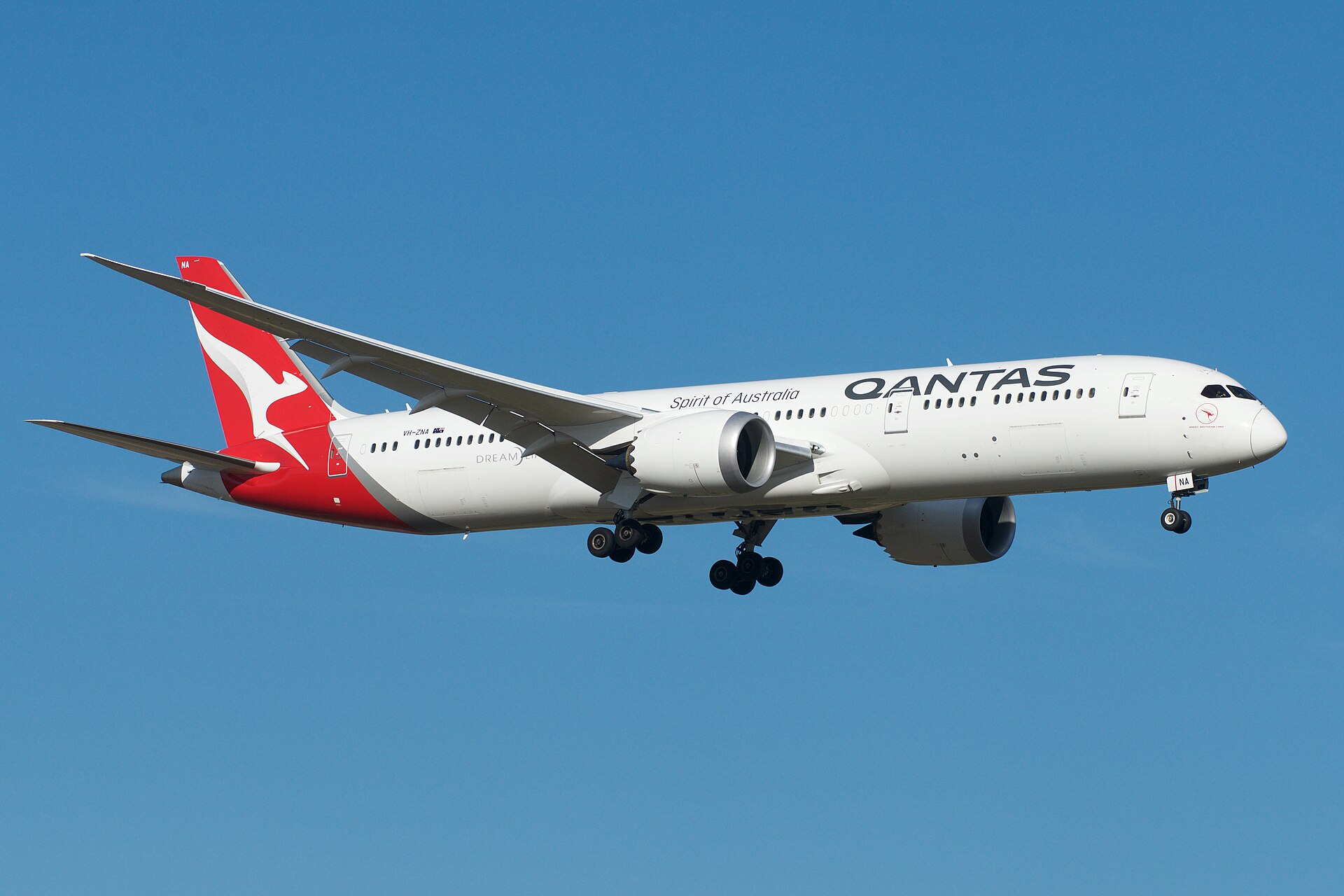Qantas aircraft (QF) — maskapai rute internasional, photo via Wikimedia Commons (Wikipedia summary)