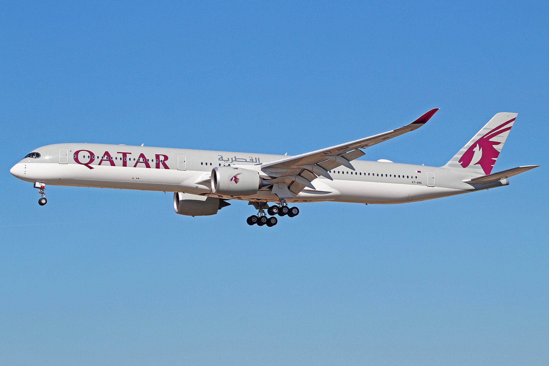 Qatar Airways aircraft (QR) — maskapai rute internasional, photo via Wikimedia Commons (Wikipedia summary)