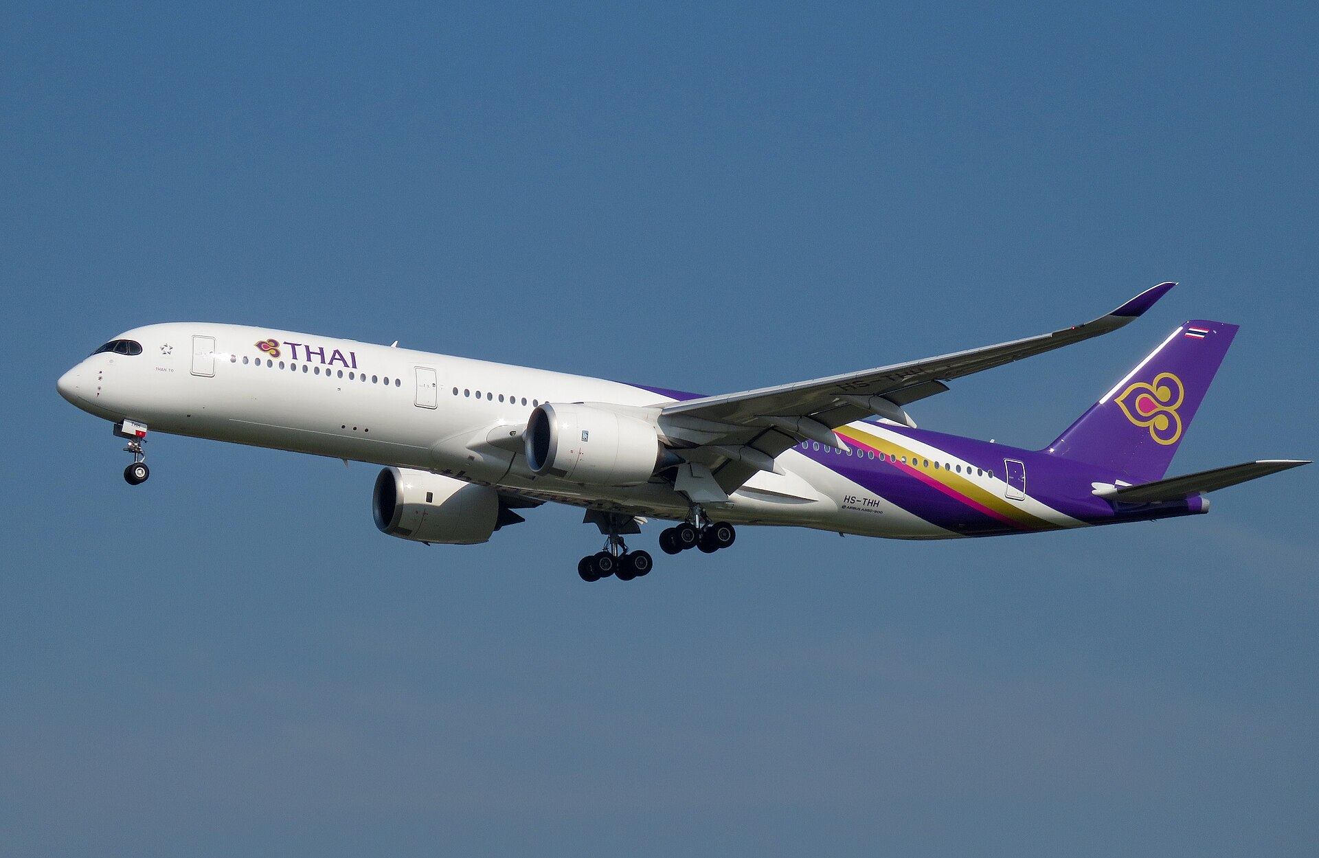 Thai Airways aircraft (TG) — maskapai rute internasional, photo via Wikimedia Commons (Wikipedia summary)