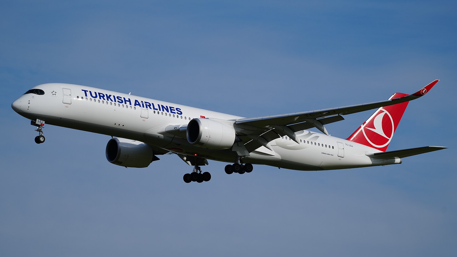 Turkish Airlines aircraft (TK) — maskapai rute internasional, photo via Wikimedia Commons (Wikipedia summary)